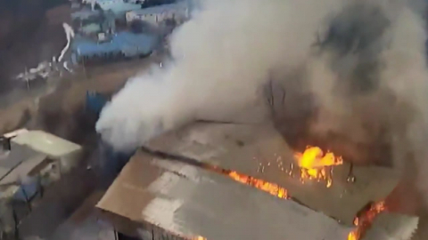 포천시 폐목재 공장 10시간째 불…"목재 천 톤 보관"