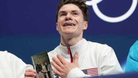 지난해 항공기 사고로 부모 여읜 피겨 선수, 가족 사진 품고 출전