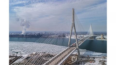 "트럼프, 라이벌 업체 로비 때문에 다리 개통 막아"..."억만장자들만 이득"