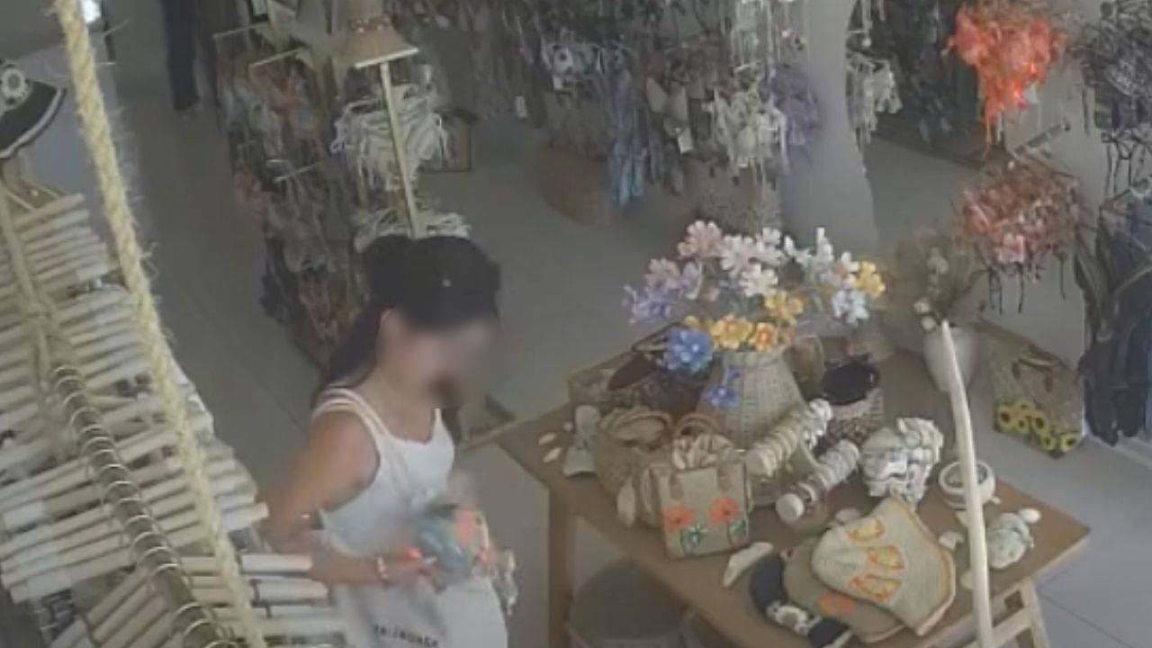 푸껫서 수영복 훔쳐 달아난 한국인 여성들... CCTV에 범행 포착