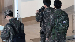 내년 하사 월급 300만원..."카페 알바 수준" 논란에 6% 인상