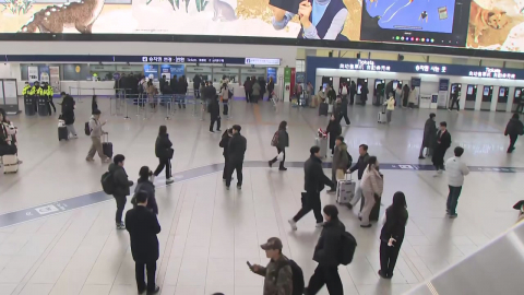 설 연휴 앞둔 서울역 \'북적\'…"벌써 마음이 설레요"