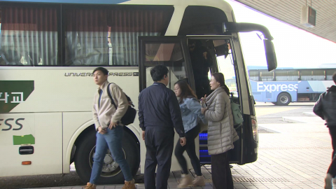 버스 타고 고향으로…설 연휴 이른 귀성 시작