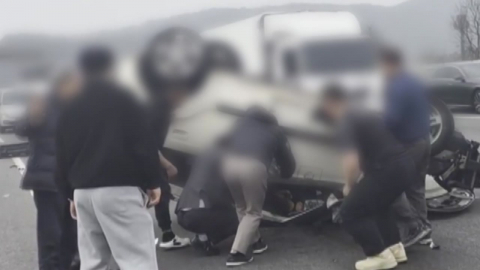 영동고속도로 광교터널 인근서 승용차 전복...2명 부상