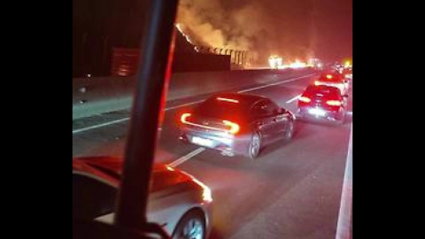  신대구부산고속도로 트레일러 사고로 화재…산불로 번져