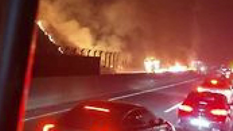 고속도로 트레일러 사고…1km 뒤 트럭 추돌 1명 숨져