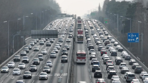 설 연휴 첫날 고속도로 귀성 행렬...오전 11시 가장 혼잡