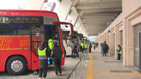 '연휴 첫날' 서울역 '북적'..."가족 보고 싶어요"