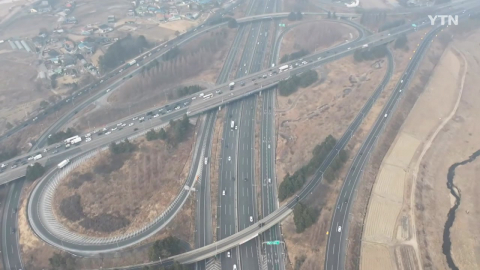 설 연휴 첫날 귀성길 정체…서울→부산 5시간 반