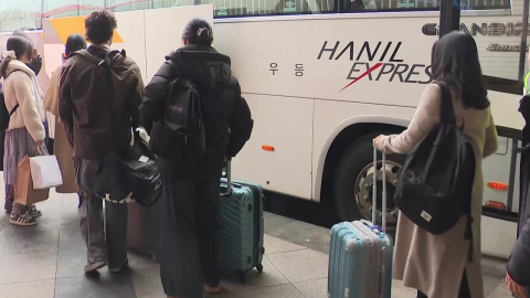 설 연휴 첫날 본격 귀성길..."양손 가득히 고향으로"