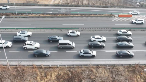 귀성길 정체 조금씩 풀려...서울→부산 4시간 반