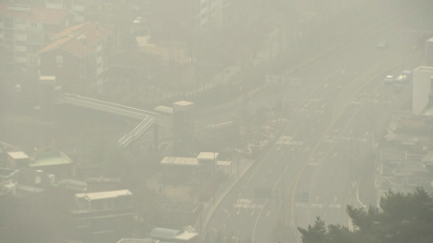 \'숨 막히는 귀성길\' 잿빛 하늘에 안개 비상…내일도 계속