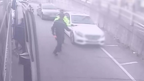 아침부터 비틀비틀…만취 차량 뒤에 경찰 기동대