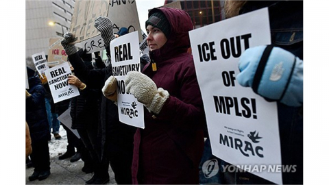 미 국토안보부, '반 ICE' SNS 색출...계정 정보 요구