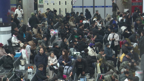 짙은 안개에 여객선·항공 차질…귀성객 '발 동동'