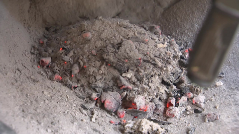 무심코 버린 재, 주택·산 집어삼키는 불씨