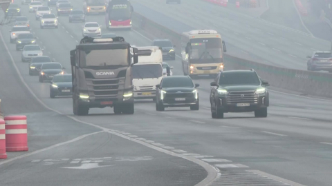 '숨 막히는 귀성길' 잿빛 하늘에 안개 비상…오늘도 계속