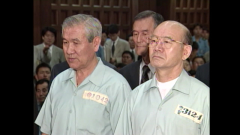 후배 위로한 전두환…윤, 선고 뒤 무슨 표정 지을까