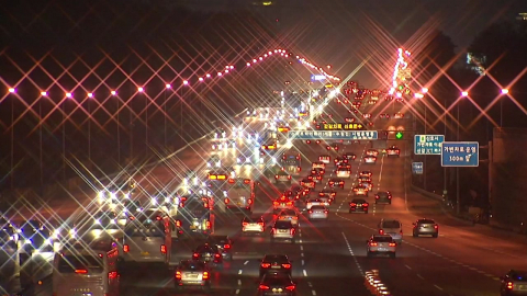 연휴 둘째 날 귀성길 본격 정체...정오 무렵 절정