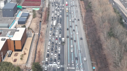 설 연휴 고속도로 정체 절정...서울→부산 7시간