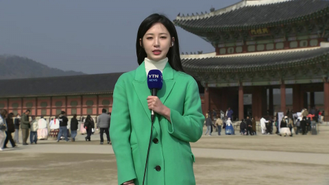 연휴 둘째 날, 고궁 찾은 시민들…초미세먼지 여전