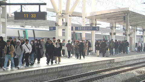 설 연휴 둘째 날...귀성·역귀성 행렬로 북적
