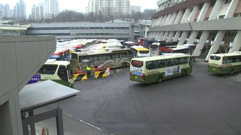 연휴 둘째 날도 귀성객 가득..."반가운 얼굴 만나러"