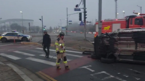 인천에서 음주 운전 차량이 전신주 들이받고 전도