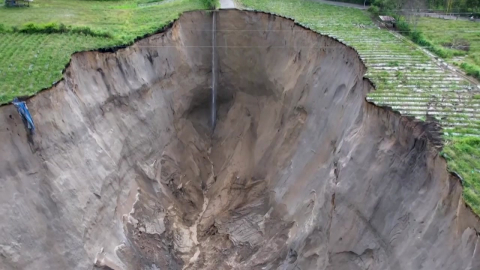 인니 농촌 집어삼킨 거대 싱크홀…날로 커지는 공포
