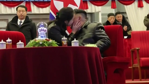 김정은 어깨 손 얹고 볼 뽀뽀까지…과감해지는 김주애