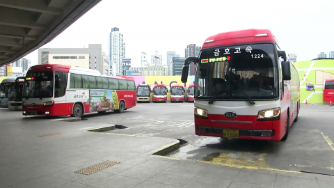 설렘 속 고향으로, 여행지로…도로·기차역 '북적'