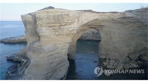 전 세계 청혼 명소 '연인의 아치' 해안 폭풍에 붕괴