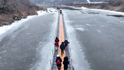 눈부신 겨울 정취 한탄강 물윗길…"얼음 트레킹 오세요"