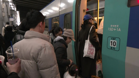 아쉬움 고향에 두고…아침부터 기차역 '북적'