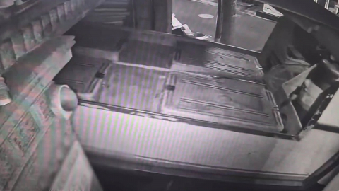 훔친 활어차로 금은방 \'쾅\'…귀금속 훔친 40대 구속