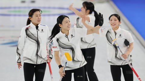 여자 컬링, 1위 스웨덴 격파…캐나다전서 4강 진출 결정