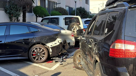 아파트 주차장에서 7대 \'쾅\'…"아들 차 대신 주차 하려다"