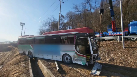 통근버스 농수로 추락…1명 사망·20명 중경상