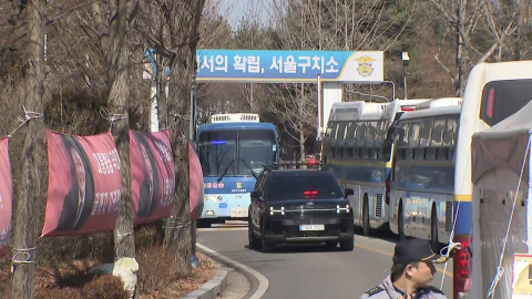 [현장영상+] 윤석열 호송차 법원으로 출발…이 시각 구치소