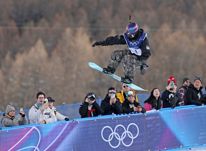 뼈 부러진 채 금메달 땄나...최가온, SNS에 "3곳 골절"
