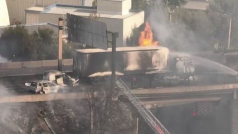 칠레 가스 수송차, 도로에서 쓰러져 대형 폭발…"20여 명 사상"