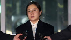 박나래, '갑질 의혹' 첫 피의자 조사…"사실 아닌 부분 바로잡겠다"