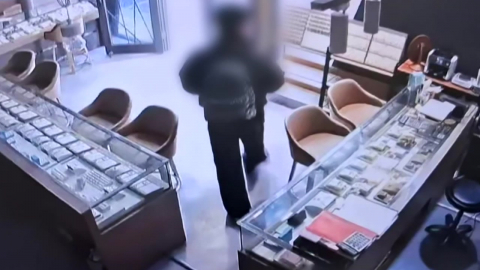 고객 금 \'3천 돈\' 훔쳐 잠적…경찰, 종로 금은방 주인 검거