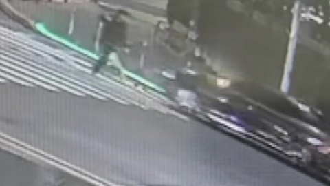 [단독] 김인호 차량, 신호위반에 보행자 충돌 위기...'아찔'