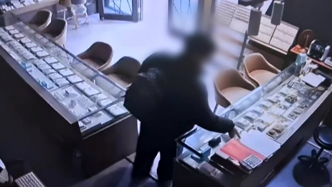 고객 금 \'3천 돈\' 훔쳐 잠적…경찰, 종로 금은방 주인 검거