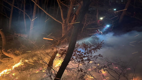 경남 함양 산불, 강풍 타고 확산...헬기 22대 투입 진화 중
