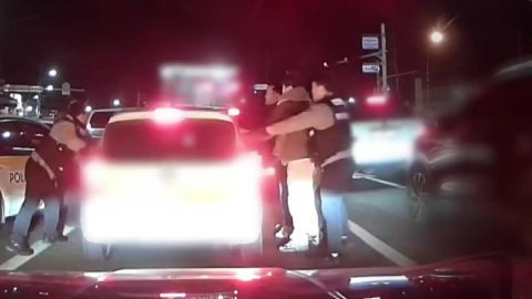 맨주먹으로 유리창 \'꽝꽝\'…한밤 도주극 끝낸 경찰관 [앵커리포트]