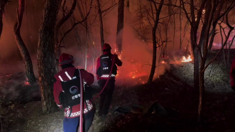 밀양 산불 대응 2단계…날 밝으면 헬기 집중 투입
