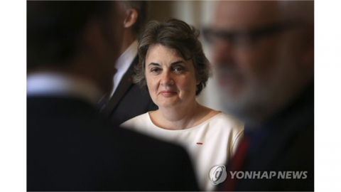 보석 도둑맞은 루브르 박물관장 사임...마크롱 수락