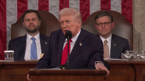 미 의회 둘로 쪼갠 트럼프…"왜 기립 안해" 버럭